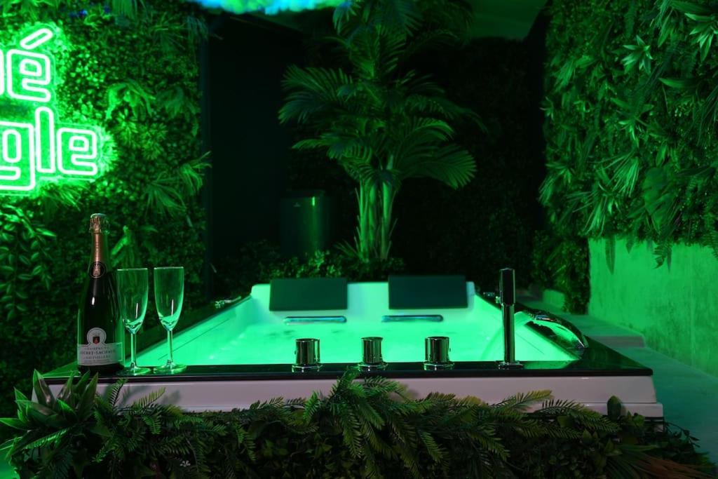Cine Jungle Duplex Balneo Apartment